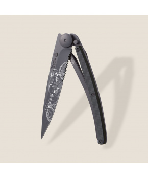 Kapesní nůž Deejo 1GC553 Tattoo Black Serration carbon Café Racer Kapesní nůž Deejo 1GC553 Tattoo Black Serration carbon Café Racer